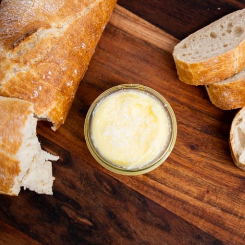 Stenovnsbagt brød & pisket smør med saltflager