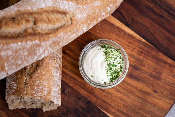 Stenovnsbagt brød & Pisket smør med estragon