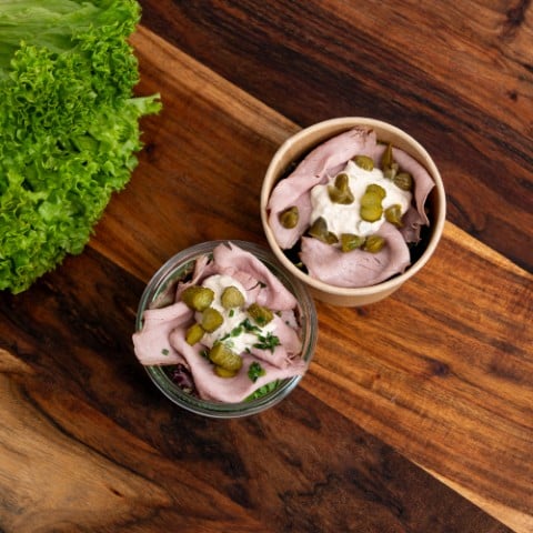 Vitello tonnato med tunsauce og cornichoner 