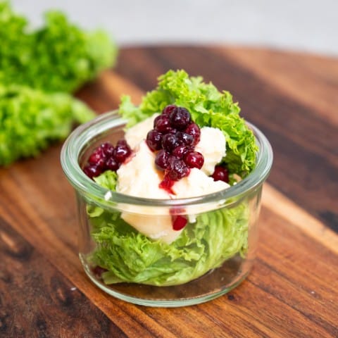 Sprød salat med gammelknas og syltede grønne tomater