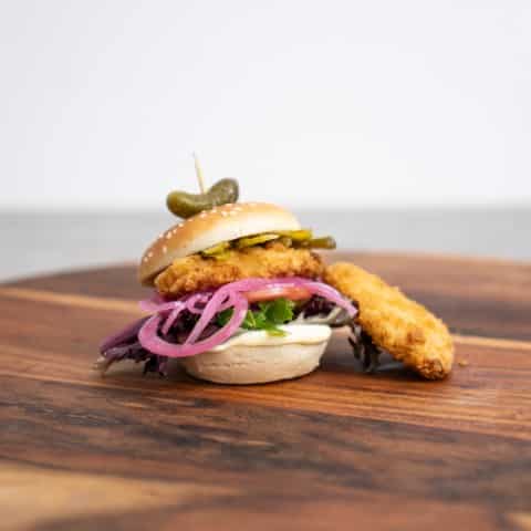 Slider med Weinerschnitzel og persillemayo