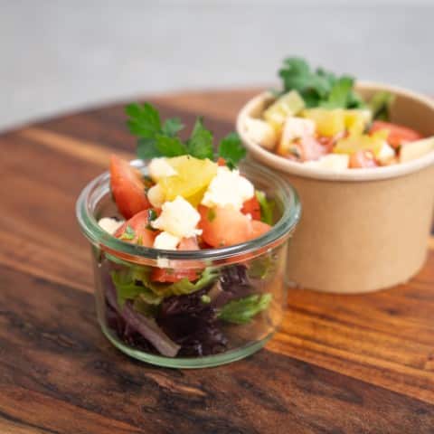 Sprød salat med rosenbalsamico og parmesanflager og croutonner