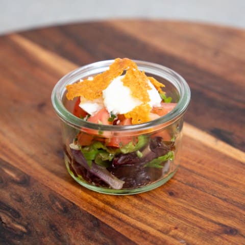 Ceasarsalat med dressing, vesterhavsost og croutoner