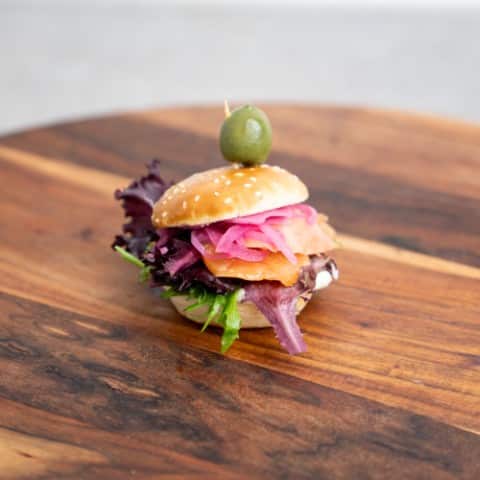 Slider med lakserilette, dild og citronskal