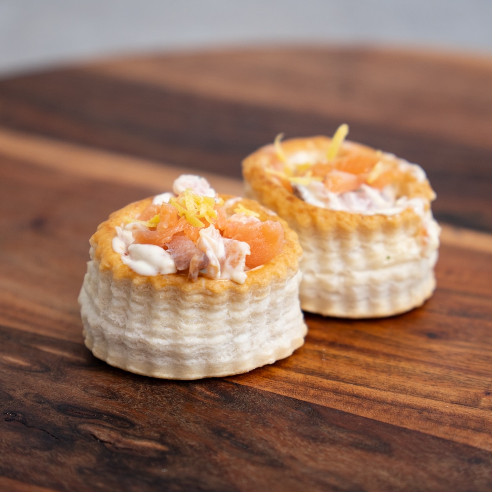 Minitartelet med pulled laks og urtemayo