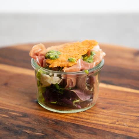 Serranoskinke af kastanjegris med persillepesto og flager af vesterhavsost